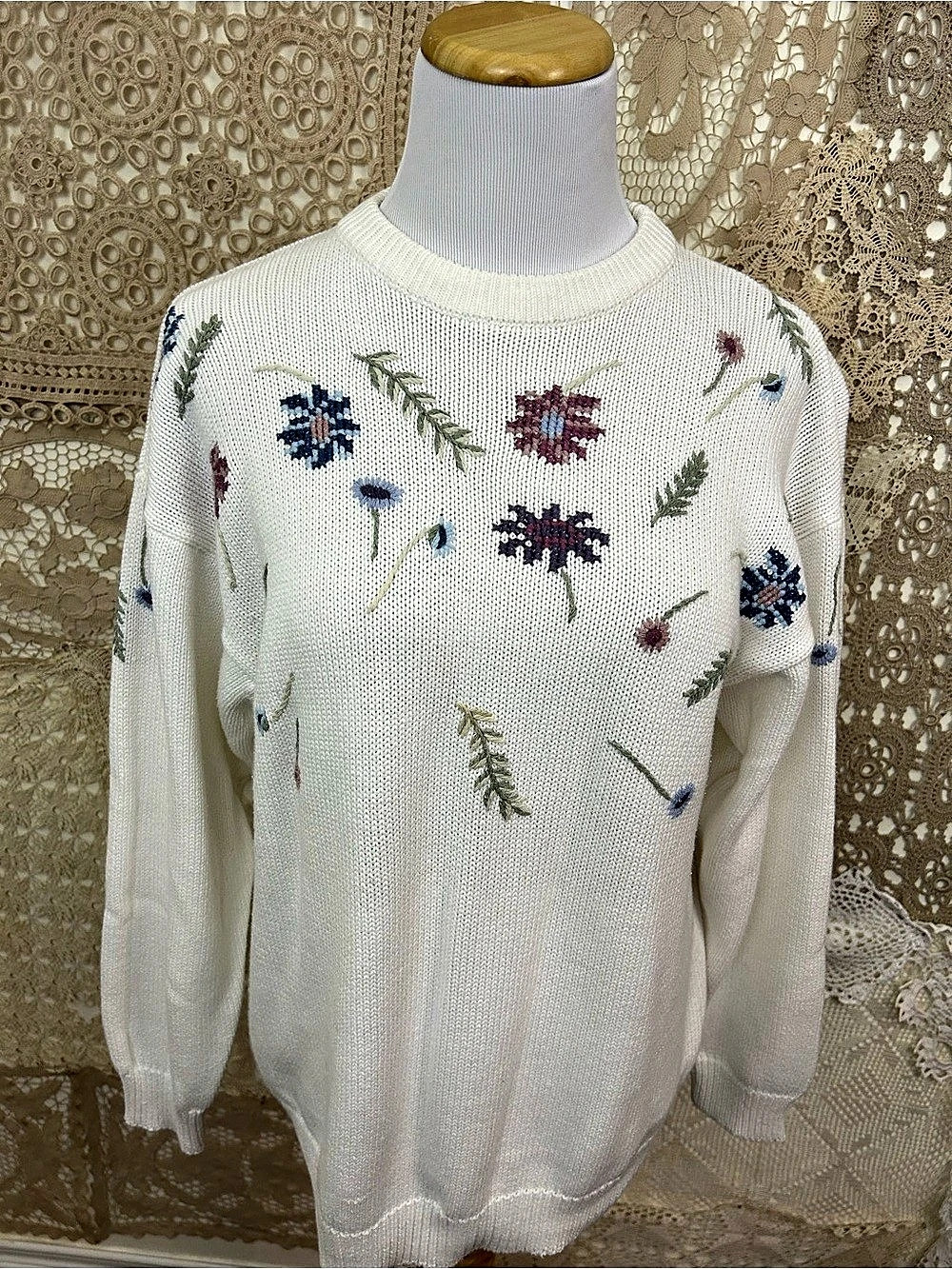 Vintage 90s Embroidered Floral Knit Sweater White Cottagecore Crewneck L